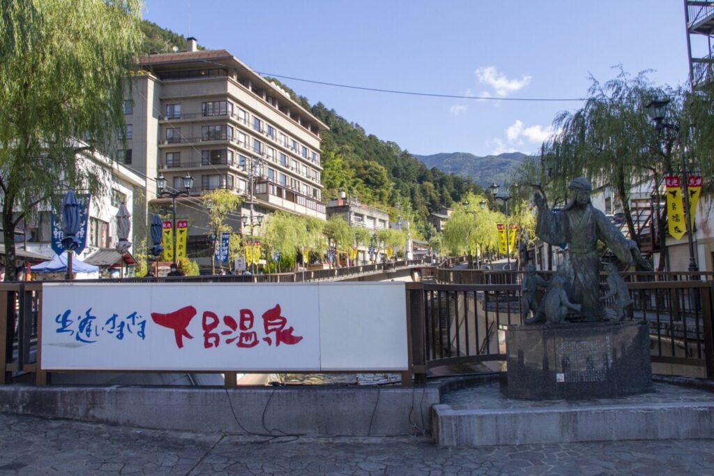 下呂温泉街の昼間の風景、飛騨川沿いの温泉街と山々