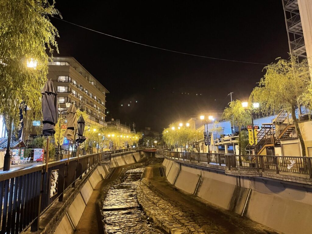 下呂温泉街の夜景、飛騨川と両岸に灯る温泉街の明かり