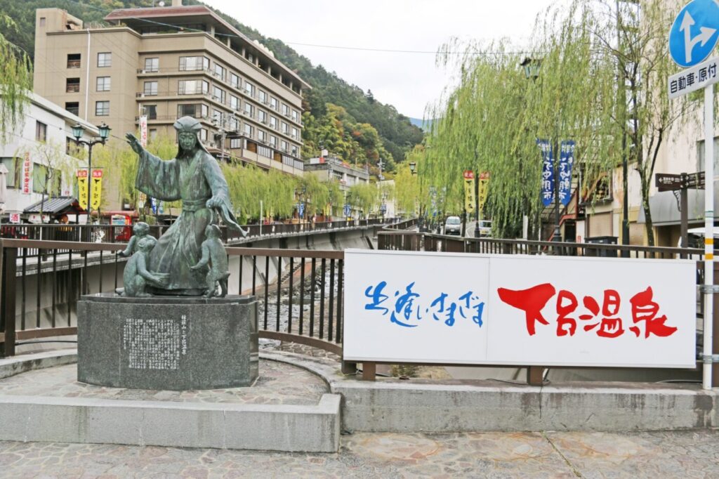 下呂温泉街の昼間の風景、飛騨川沿いの温泉街と山々